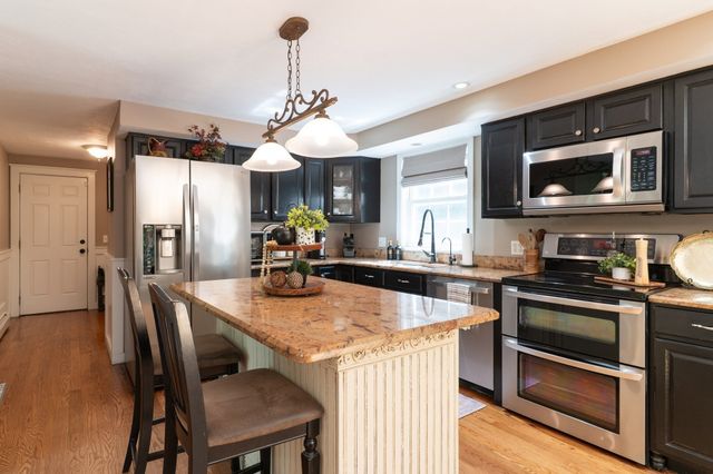 55 S Shore Dr, Sturbridge, MA 01566