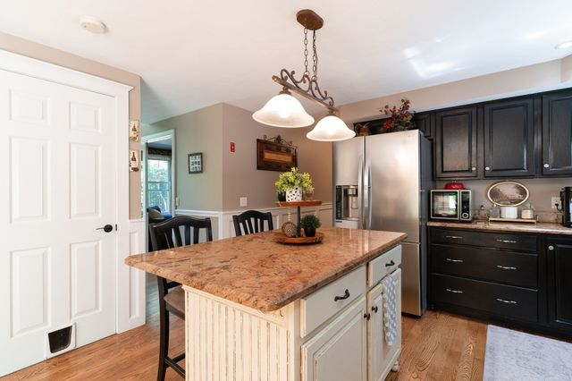55 S Shore Dr, Sturbridge, MA 01566