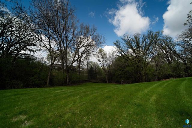 1017 N Savannah Dr, Sioux Falls, SD 57103