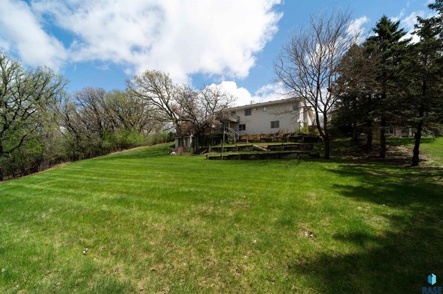 1017 N Savannah Dr, Sioux Falls, SD 57103