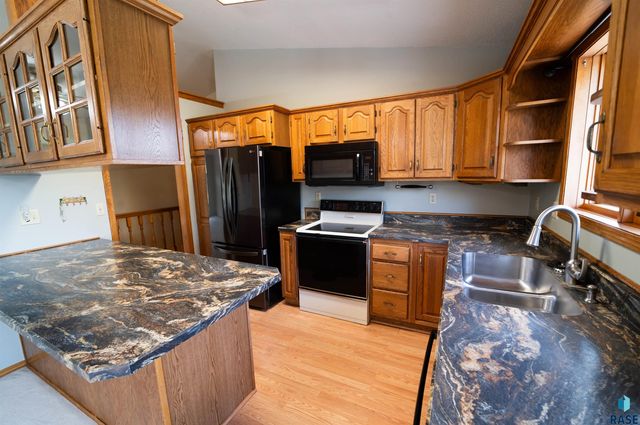 1017 N Savannah Dr, Sioux Falls, SD 57103