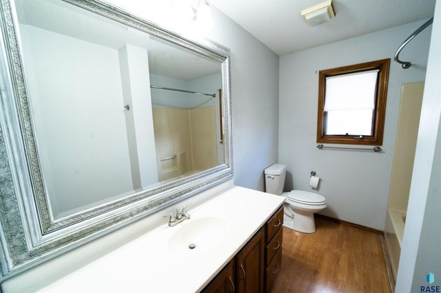 1017 N Savannah Dr, Sioux Falls, SD 57103
