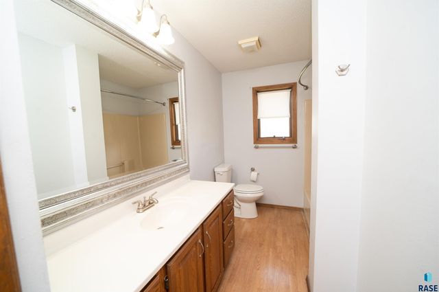 1017 N Savannah Dr, Sioux Falls, SD 57103