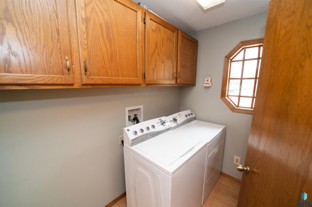 1017 N Savannah Dr, Sioux Falls, SD 57103