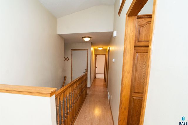 1017 N Savannah Dr, Sioux Falls, SD 57103