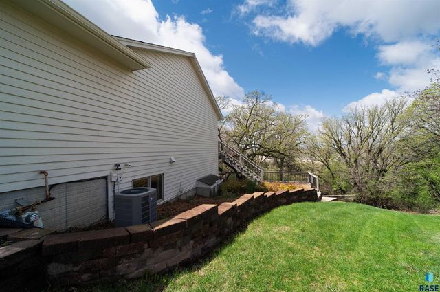 1017 N Savannah Dr, Sioux Falls, SD 57103