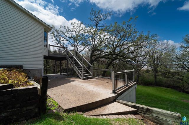 1017 N Savannah Dr, Sioux Falls, SD 57103