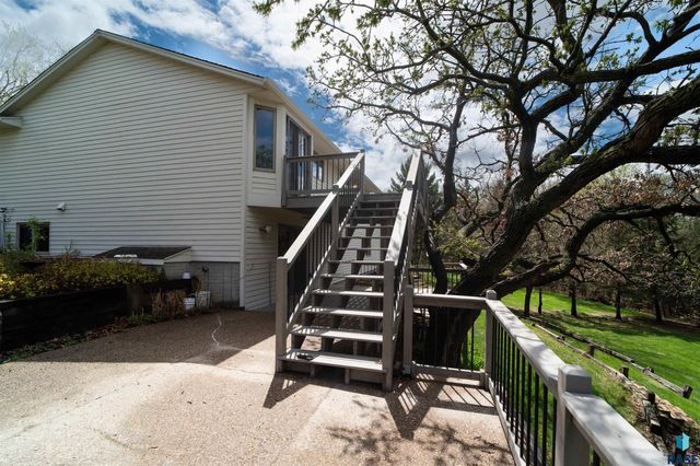 1017 N Savannah Dr, Sioux Falls, SD 57103