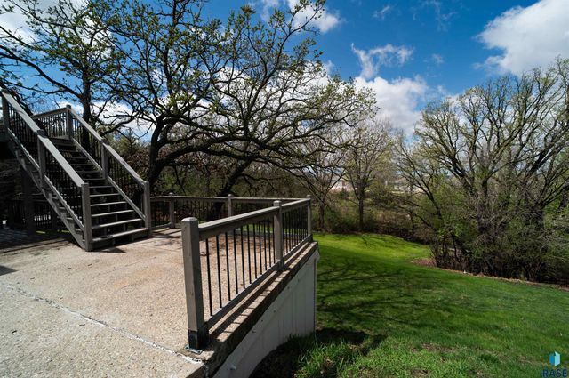 1017 N Savannah Dr, Sioux Falls, SD 57103