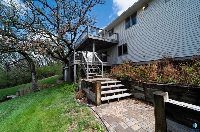 1017 N Savannah Dr, Sioux Falls, SD 57103