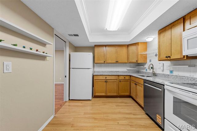 916 Claytonbrook Drive 1, Ballwin, MO 63011