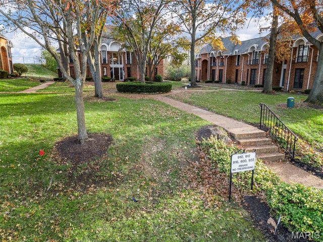 916 Claytonbrook Drive 1, Ballwin, MO 63011