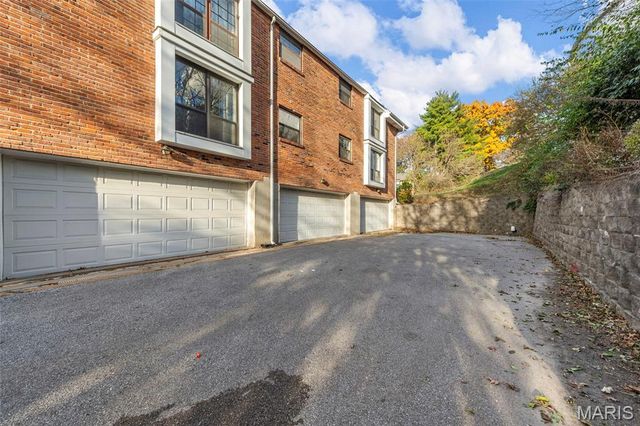 916 Claytonbrook Drive 1, Ballwin, MO 63011