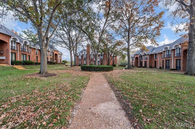 916 Claytonbrook Drive 1, Ballwin, MO 63011