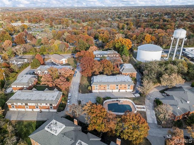 916 Claytonbrook Drive 1, Ballwin, MO 63011