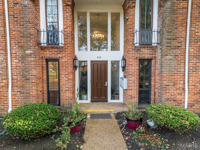 916 Claytonbrook Drive 1, Ballwin, MO 63011