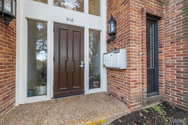 916 Claytonbrook Drive 1, Ballwin, MO 63011