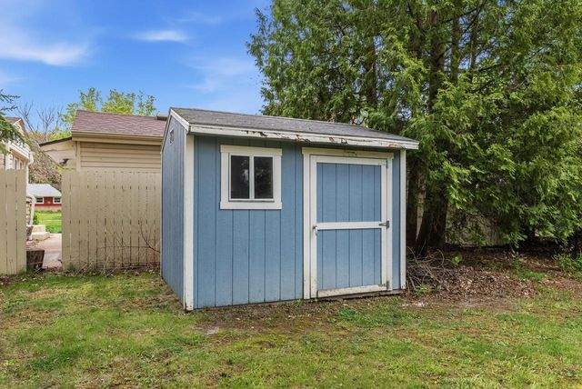 811 Hine AVENUE, Waukesha, WI 53188