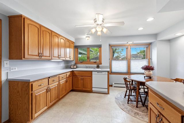 811 Hine AVENUE, Waukesha, WI 53188