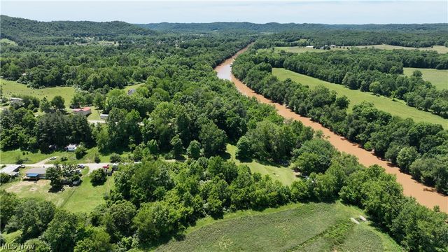 173 W Apple Blossom Way, Elizabeth, WV 26143