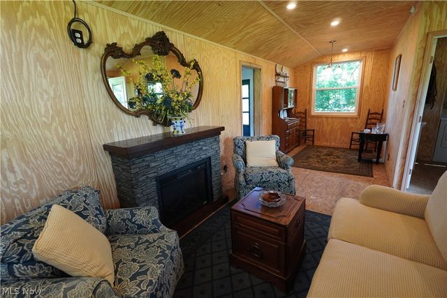 173 W Apple Blossom Way, Elizabeth, WV 26143