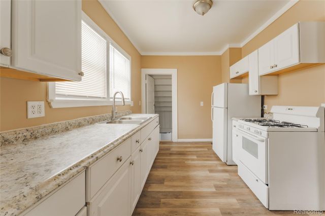 105 Augusta Avenue, Pontiac, MI 48341