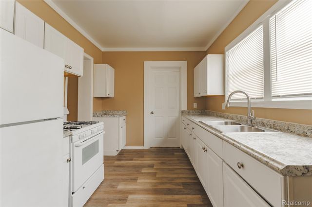 105 Augusta Avenue, Pontiac, MI 48341