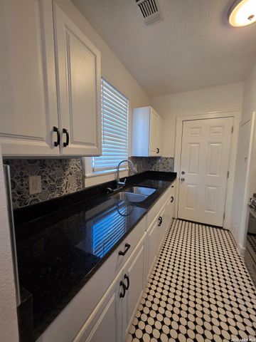 930 E Grayson St Apt 1, San Antonio, TX 78208