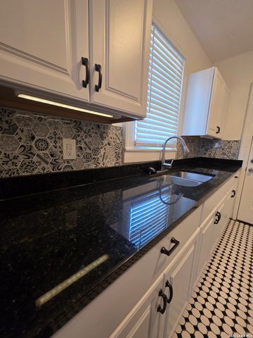 930 E Grayson St Apt 1, San Antonio, TX 78208