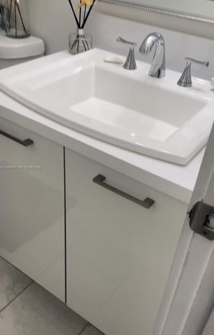 10000 NW 9th St Cir 11, Miami, FL 33172