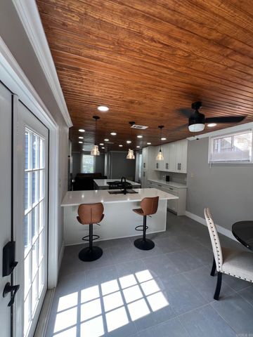 1701 N UNIVERSITY Avenue, Little Rock, AR 72207