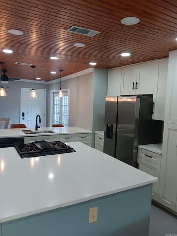 1701 N UNIVERSITY Avenue, Little Rock, AR 72207