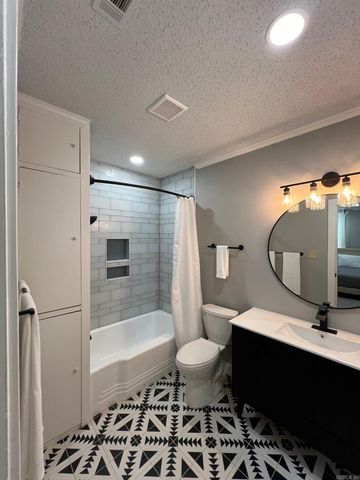 1701 N UNIVERSITY Avenue, Little Rock, AR 72207