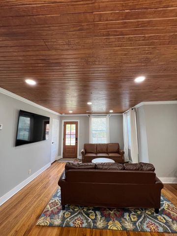 1701 N UNIVERSITY Avenue, Little Rock, AR 72207