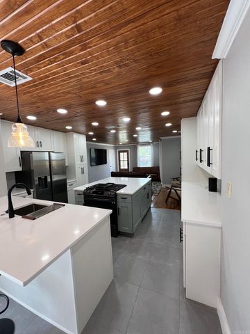 1701 N UNIVERSITY Avenue, Little Rock, AR 72207