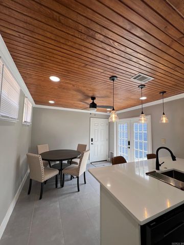1701 N UNIVERSITY Avenue, Little Rock, AR 72207