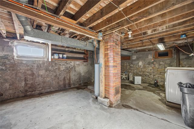 203 Center Avenue, Urbana, IA 52345