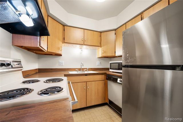 7538 Manor Circle 102, Westland, MI 48185