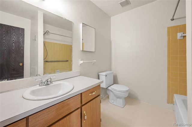 7538 Manor Circle 102, Westland, MI 48185