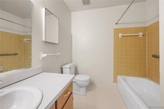 7538 Manor Circle 102, Westland, MI 48185