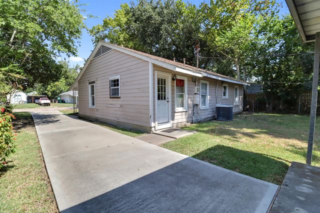 702 Parkway Street, Baytown, TX 77520