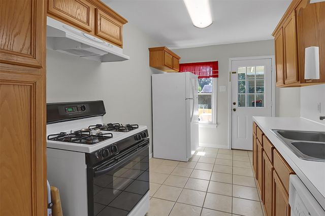 702 Parkway Street, Baytown, TX 77520