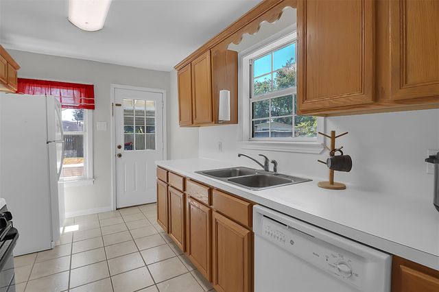 702 Parkway Street, Baytown, TX 77520