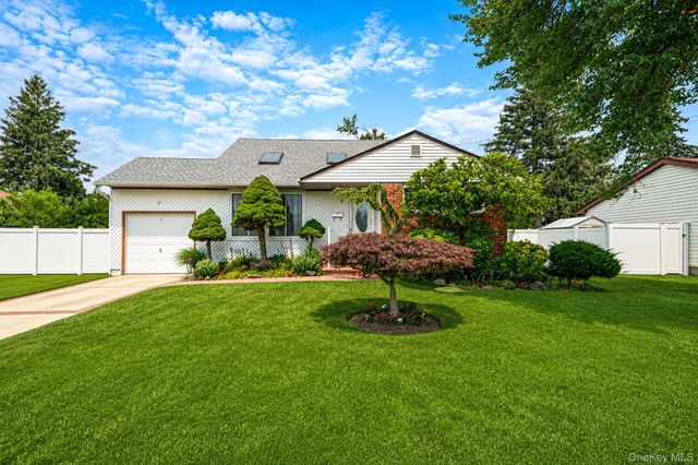 27 Ventura Drive, North Babylon, NY 11703