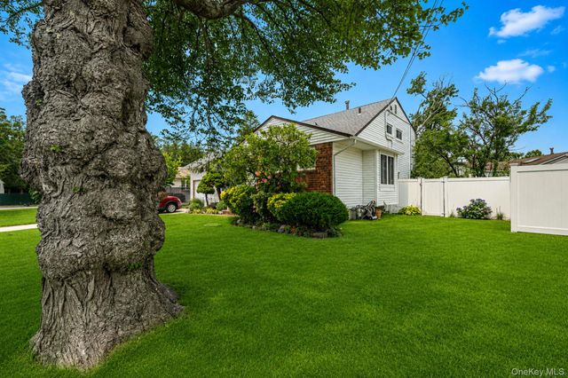 27 Ventura Drive, North Babylon, NY 11703