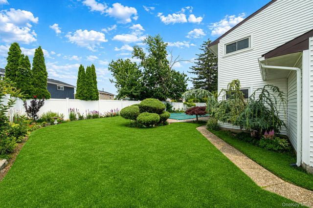 27 Ventura Drive, North Babylon, NY 11703