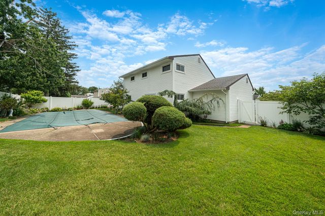27 Ventura Drive, North Babylon, NY 11703