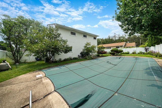 27 Ventura Drive, North Babylon, NY 11703