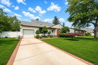 27 Ventura Drive, North Babylon, NY 11703