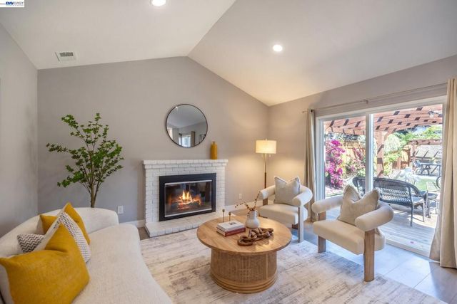 38475 Jacaranda Dr, Newark, CA 94560
